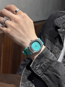 Orologio al Quarzo di Lusso da Uomo, Cassa in Lega, Cinturino in Silicone, Stile Business Giovanile, Luminoso, Impermeabile, alla Moda - Product Image 4