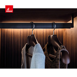 Precio de fábrica Alland personalizado en forma de U armario de grano de madera de diseño moderno de gama alta armario de vestidor de grano de madera para caminar en el armario - Product Image 3