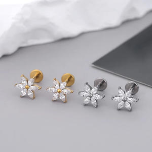 Joyería de Moda para Mujer Getta, Piercing Corporal de Titanio ASTM F136, Flor de Titanio, Labret Plano, Arete de Zirconia Chapado en Oro - Product Image 3