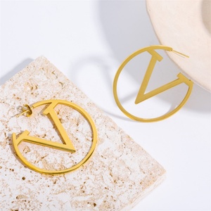 Pendientes de Aro con Letra V Grande Personalizados, Chapados en Oro de 18k y Acero Inoxidable Vintage, con Circonita, para Mujer - Product Image 4