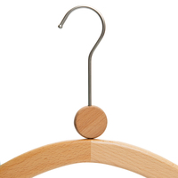 Vente en gros de cintres en bois pour bébés et enfants colorés et antidérapants cintres en bois pour enfants