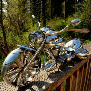 플라워 로고가 특징인 신학기 맞춤 프린트, 현대적인 야외 스테인리스 스틸 오토바이 조각상 페인팅 금속 공예품 - Product Image 4