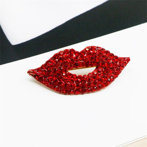 Spilla a forma di labbra rosse con strass e cristalli, accessorio moda per donne e ragazze, regalo di nozze. - Product Image 1