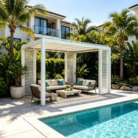 Pergola bioclimatique en aluminium blanc avec panneaux latéraux à lamelles fixes, toit à lamelles motorisé pour piscine, villa, cour arrière