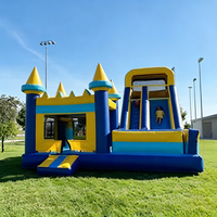 Château gonflable commercial avec toboggan et zone de saut pour la location de fêtes d'enfants