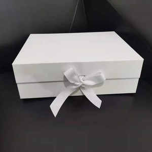 Prêt à Expédier Boîte de Papier de Vêtements à Rabat Magnétique Blanc de Luxe Boîtes Cadeaux Pliables à Fermeture Magnétique avec Ruban Noir Rose - Product Image 2
