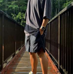 กางเกงขาสั้นผ้ายืดสะท้อนแสงสำหรับผู้ชายแห้งเร็วระบายอากาศได้ดีแบบลำลองมีเชือกผูกกลางสูงสีพื้นเทคนิคการย้อมเป็นที่นิยมในยุโรปสหรัฐ - Product Image 4