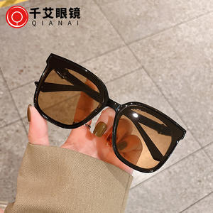 Gafas de Sol Qianai con Marco Cuadrado, Lentes Color Negro Champán, Protección UV400, Unisex, Tipo 3 - Product Image 1