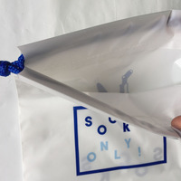 Pochette en plastique PE blanche personnalisée avec logo imprimé en gravure, cordon de serrage, pour emballage de chaussures, sac souple à fond plat