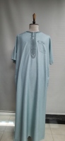 Pas cher Prix Hommes Respirant Doux Sommeil Thobe Robe de Prière Islamique Abaya avec Broderie Dubaï Thobe En Relief GSB Tissu