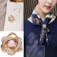 Gesper Syal Mutiara Berbentuk Bunga dengan Rhinestone Grosir Bros Pin Serbaguna Aksesori Perhiasan Elegan untuk Wanita Produk Baru 2026