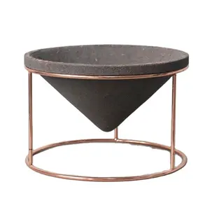<span class=keywords><strong>Maceta</strong></span> Grande de Cemento en Forma de Cono con Base de Metal - Product Image 1