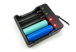 4 ranuras 18650 <span class=keywords><strong>cargador</strong></span> batería de iones de litio 4,2 V enchufe UE/EE. UU. luz indicadora con <span class=keywords><strong>cable</strong></span> linterna 4*18650 baterías <span class=keywords><strong>cargador</strong></span> <span class=keywords><strong>Cable</strong></span> de carga - Product Image 6
