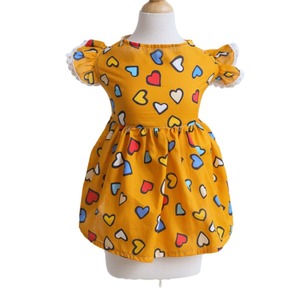 Une robe jaune avec un imprimé cœur coloré et des manches courtes à volants, adaptée aux chats et aux chiens, et pouvant être portée toute l'année. - Product Image 4