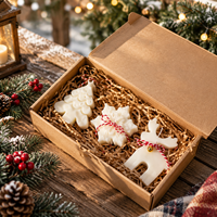 Set Regalo di Candele Profumate Natalizie 3 Pezzi in Cera di Soia: Pera Inglese, Fresia, Abete Verde, Bacche Rosse 23x12x5cm - Vendita all'Ingrosso
