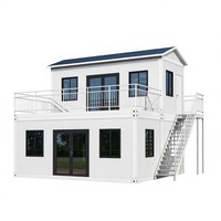 Maison conteneur à deux étages, blanche, moderne, préfabriquée, villa modulaire, toit en pente, design personnalisé, prête à l'emploi, fabricant