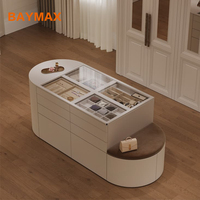 Armoire de dressing avec îlot central et tiroir de rangement pour villa
