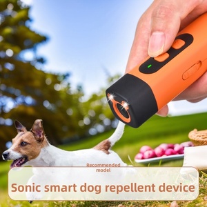 Repelente Ultrasónico Recargable de Plástico para Entrenamiento de Perros, Anti-Ladridos, con Resistencia al Agua IP67 y Linterna LED - Product Image 4
