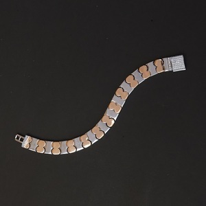 Pulsera de Plata Premium, Accesorio de Moda de Diseño para Mujeres y Hombres con un Estilo Elegante y Atemporal - Product Image 2