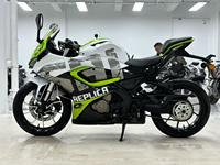 Motocicleta Deportiva QJMOTOR RC250 de 250cc, Bicilíndrica, Refrigerada por Agua, con Carenado Completo, para Adultos