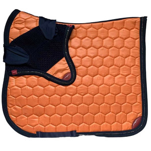 Tapis de selle de barrel racing en feutre de laine robuste avec cuir huilé véritable, protection renforcée contre l'usure, absorption des chocs pour le confort du cheval - Product Image 1