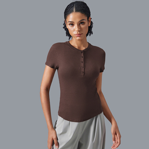 T-shirt a Costine da Donna con Logo Personalizzato, Asciugatura Rapida, Vestibilità Slim, Manica Corta, Dettaglio Bottoni, Top Casual per Uso Quotidiano e Palestra - Product Image 3