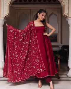 Nouvelle robe de soirée indienne de créateur en faux géorgette lourde, avec broderie et sequins, avec bas et dupatta assortis, réversible, style décontracté - Product Image 5