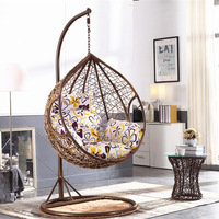 Meilleure vente de chaise en osier tissé en rotin œuf panier suspendu chaise pivotante en rotin comprend un support