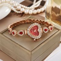 Montre en alliage de quartz exquise et mignonne en forme de cœur, bracelet élégant et luxueux pour femme, orné de diamants, avec aiguille décorative