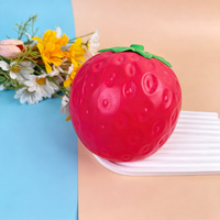 Jouet Squishy Fraise à Presser et à Rebondir avec Design Texturé de Fruit et Détail de Feuille Verte