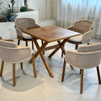 Table de jardin en bois avec plateau à motifs carrés et pieds croisés pour terrasse extérieure