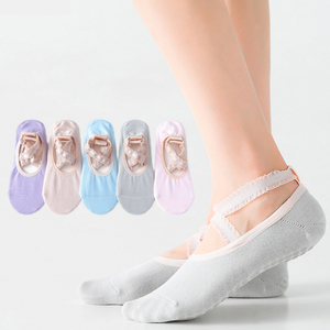 Chaussettes de Pilates pour femmes de haute qualité avec détail en dentelle à volants, tissu en coton peigné, séchage rapide et garantie antidérapante - Product Image 3