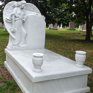 Stèle Funéraire en Marbre Blanc Sculptée Main, Ange Debout avec Fleur - Product Image 1