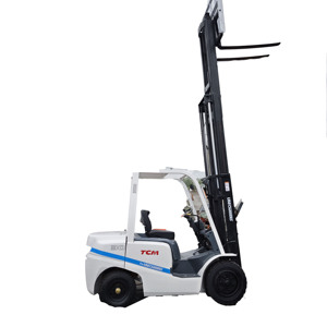 Chariot élévateur diesel TCM 30 d'occasion, 3 tonnes, mât à trois étages, pneus pleins, moteur Isuzu, fabriqué au Japon - Product Image 1