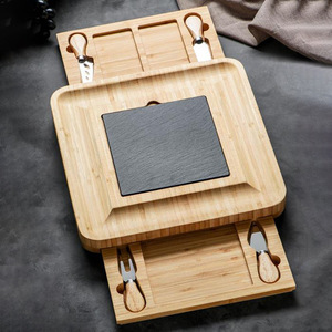 Plateau à fromage en bambou avec couteau, fourchette et planche en ardoise pour servir des fruits, des en-cas, du jambon et du pain - Product Image 2