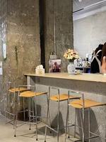 Chaises de bar modernes légères en fer de haute qualité avec dossier pour la maison, le bar et l'hôtel
