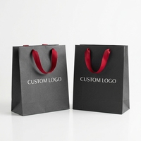 Sacs en papier festifs personnalisés de qualité supérieure avec poignées en ruban et logo personnalisé pour l'emballage de produits saisonniers de luxe