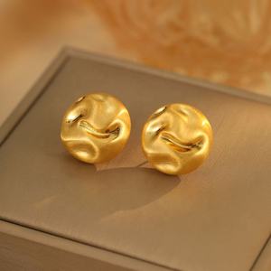 Nouvelles boucles d'oreilles clous haut de gamme en cuivre plaqué or, finition brossée dépolie, avec perle d'imitation bouton, polyvalentes pour le quotidien et comme cadeau - Product Image 3