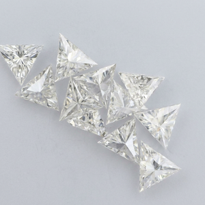 หินสังเคราะห์แบบเจาะรูทรงสามเหลี่ยมสีขาวใส CVD พร้อมรูเดียว ขายส่ง - Product Image 1