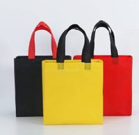 Base de sac en PET non tissé : Utilisez du tissu PET spun-bonded pour la base des bagages, des porte-documents et des sacs à main structurés