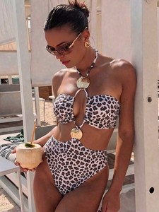 Maillot de bain une pièce rétro européen et américain pour femmes, imprimé léopard blanc, avec détails métalliques ronds, ouvert à l'avant - Product Image 3