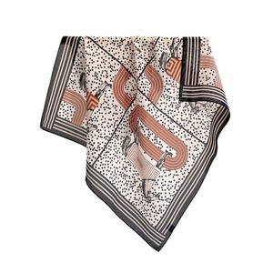 Pañuelo de crepé de seda estampado con diseño ecuestre para combinar con atuendos elegantes - Product Image 5