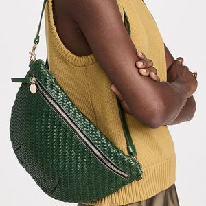 Sac banane pour femme en cuir végétalien tressé vert personnalisé, avec quincaillerie dorée, sacs messager de voyage, sacs bandoulière mode et sacs de taille - Product Image 1