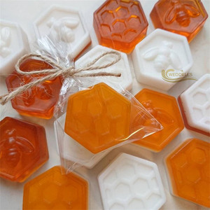 Weddells saponetta personalizzata con ape regina trasparente animale realizzata con sapone al miele - Product Image 3