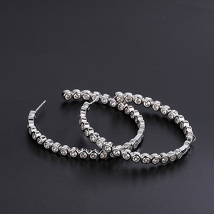 Boucles d'oreilles créoles grandes et élégantes en cuivre plaqué argent/or, serties de zircone cubique, bijoux de mode écologiques, style minimaliste, pour fêtes, unisexe - Product Image 4