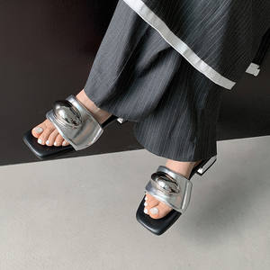 Sandalias de verano de nuevo estilo, modernas, metálicas, multicolor, sin cordones, con punta cuadrada y tacón medio grueso. - Product Image 3