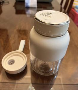 Exprimidor Eléctrico Portátil Inalámbrico con Carga USB, Extractor de Frutas y Verduras, Mini Licuadora - Product Image 1