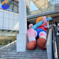 Modèle de personnage de dessin animé gonflable multicolore personnalisé, grand modèle décoratif, accessoire avec ventilateur intégré pour les escaliers des centres commerciaux, les places publiques en plein air