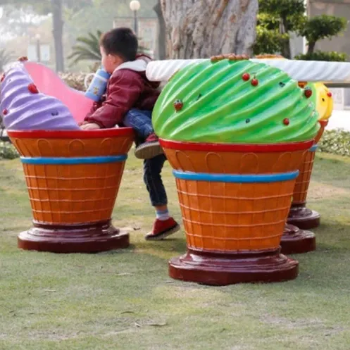 यथार्थवादी कार्टून आइसक्रीम कुर्सी टेबल प्रतिमा कृत्रिम शैली आउटडोर पार्क सजावट राल सामग्री से बनी