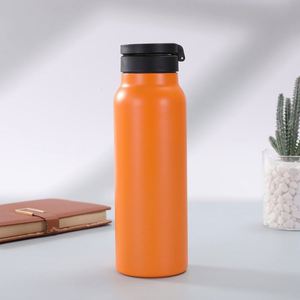 Bouteille d'eau sport à double paroi isolée sous vide en acier inoxydable avec couvercle magnétique 24 oz - Product Image 1